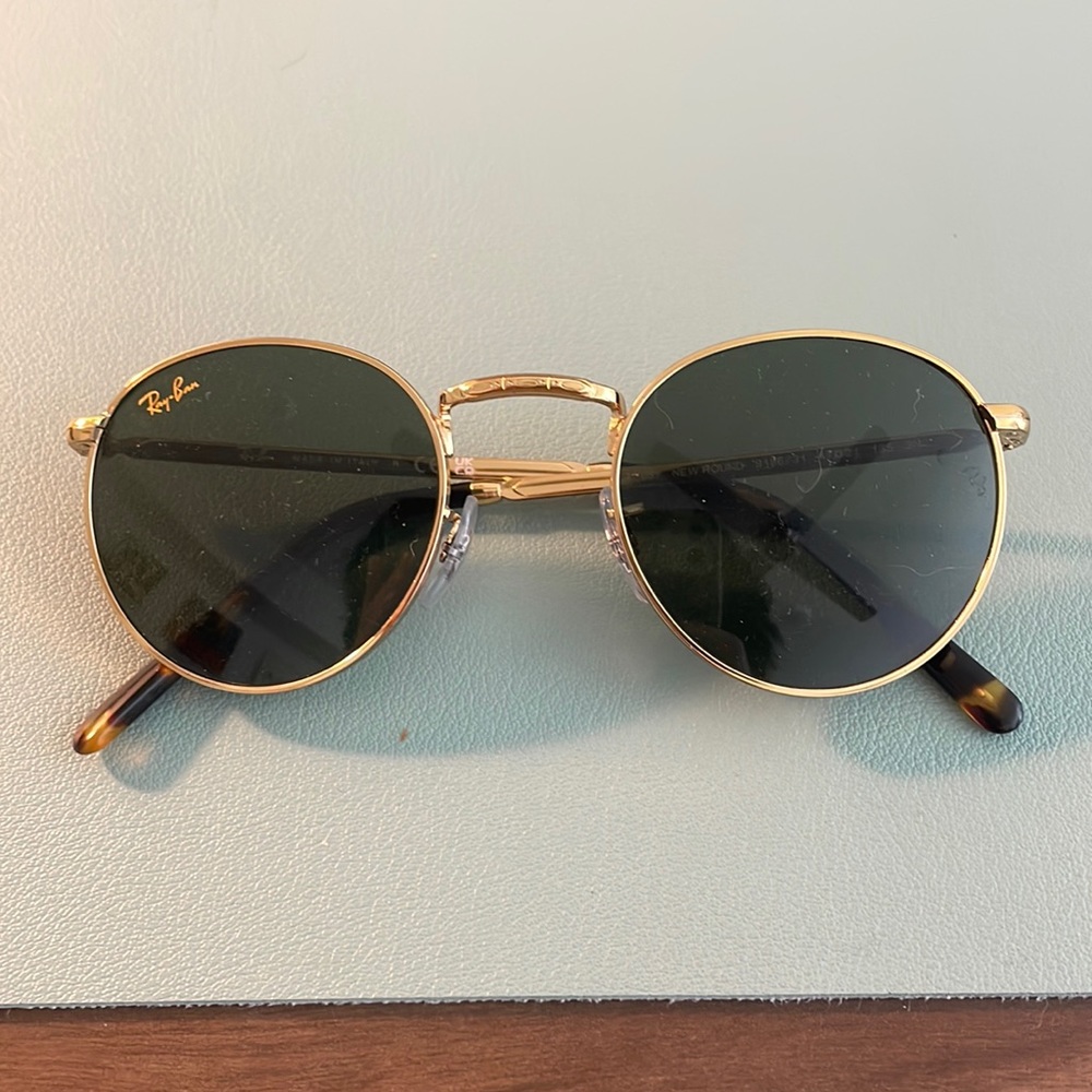 Round Ray-Bans, gold frame